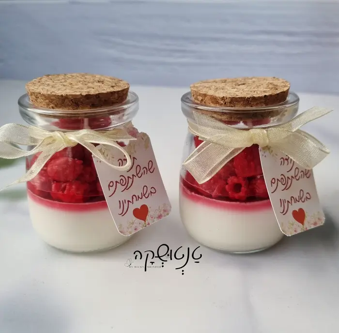 🍓 נר תות-וניל בצנצנת זכוכית – מתנה ריחנית ומעוצבת לאורחים