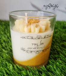🕯️ נר אווירה – חול זהב בכוס זכוכית עם פרח וריח מדברי-ימי