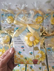 כרטיס ברכה מעוצב עם פרח נר משעוות סויה טבעית